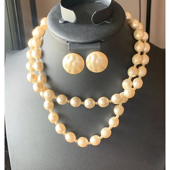 Vintage Crown Trifari Cultured Pearl Necklace set, w/BOX, Signed - Picture 9 of 9